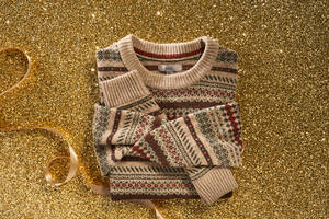 marksandspencer_XMAS2023_GIFTSHOP_T302905M_pansky fair isle svetr z jehneci vlny_lifestyle shot_1999Kc.jpg